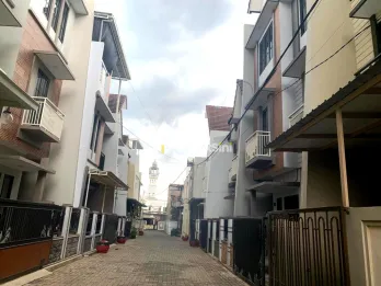 Rumah 3 Lantai Dijual Semi Furnished di Royal Piranha Residence Lowokwaru