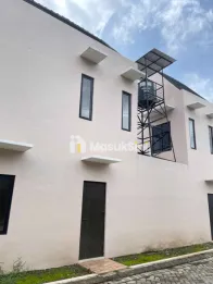 RUMAH VILLA 2 LANTAI DENGAN UDARA SEJUK DEKAT BNS