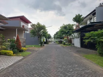 DIJUAL RUMAH BARU MODERN LOKASI BERADA DI KAWASAN ELIT PERUM ARAYA