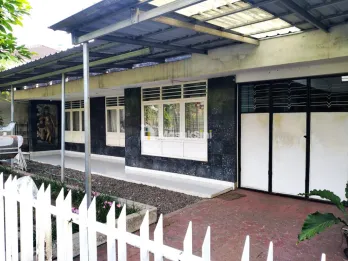 Rumah 2 Lantai Dijual Jl Ananas Tengah Kota Malang Dekat Alun-alun