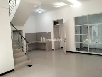 Rumah 2 Lantai Lokasi Bagus Lebak Indah Surabaya