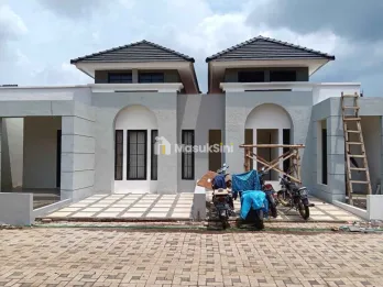 RUMAH DENGAN DESAIN MODERN 1 LANTAI LOKASI STRATEGIS