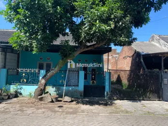 Rumah dengan Sisa Tanah Samping di Taman Gading Jember