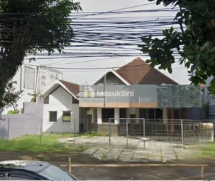 Rumah di pinggir jalan + lahan parkir luas di kota Malang