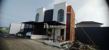 RUMAH MEWAH 2 LANTAI FREE KANOPI LOKASI DI SUKUN KOTA MALANG