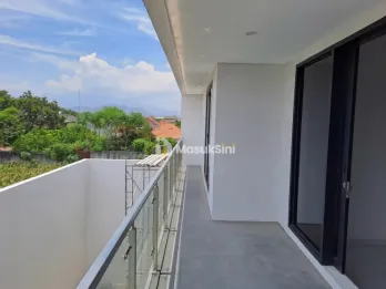 RUMAH MEWAH 4+1 KT DI KATANG KEDIRI, DEKAT PUSAT KULINER