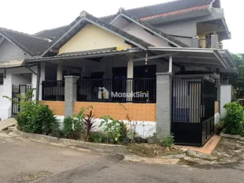 Rumah Pojok 2 lantai di Gunung Batu Permai Jemberr