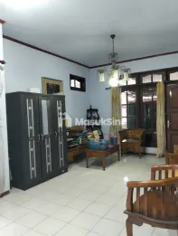 Rumah Pojok 2 lantai di Gunung Batu Permai Jemberr