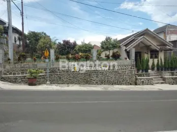 TANAH DIJUAL ADA BANGUNAN KUNO COCOK UNTUK HOMESTAY ATAU USAHA KULINER DESA