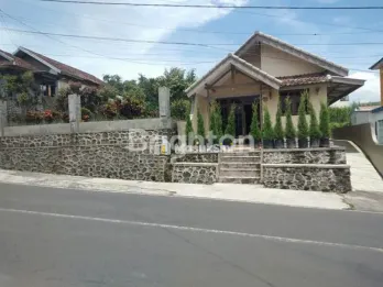 TANAH DIJUAL ADA BANGUNAN KUNO COCOK UNTUK HOMESTAY ATAU USAHA KULINER DESA