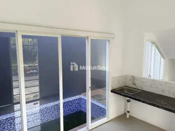 VILLA MODERN DI BATU DENGAN VOID TINGGI DAN LOKASI STRATEGIS