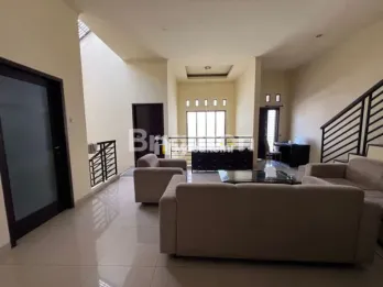 DIJUAL RUMAH LANTAI 2 DI JL.MANINJAU MALANG