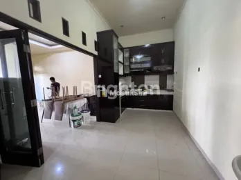 DIJUAL RUMAH LANTAI 2 DI JL.MANINJAU MALANG