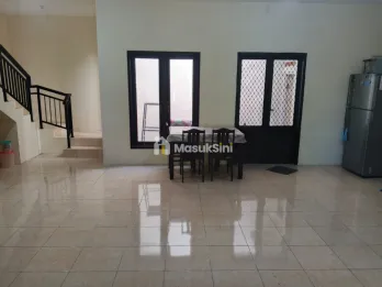 Jarang Ada! Jual Rumah 2 Lt SHM Koala Regency, Sukolilo dekat Pakuwon city