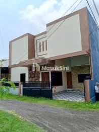 Rumah 2 lantai Pojok di Kodam Mangli Jember dekat UIN