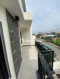 Rumah Baru 2 Lantai Medokan Tambak Rungkut – Pinggir Jalan Raya!