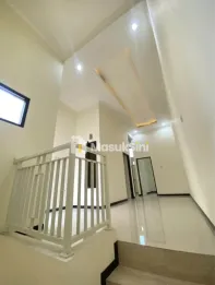 Rumah Baru 2 Lantai Medokan Tambak Rungkut – Pinggir Jalan Raya!