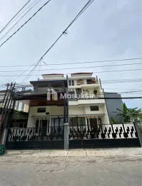 Rumah Baru 2 Lantai Medokan Tambak Rungkut – Pinggir Jalan Raya!