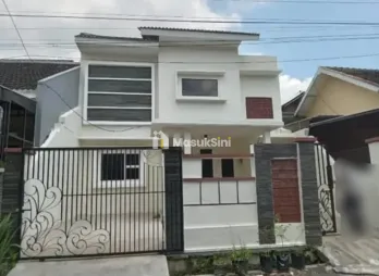 Rumah Putih Minimalis 2lt 4KT di Gunung Batu Permai Jember