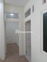Rumah Putih Minimalis 2lt 4KT di Gunung Batu Permai Jember
