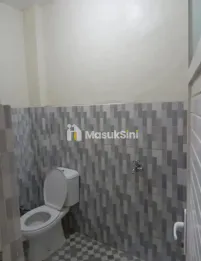 Rumah Putih Minimalis 2lt 4KT di Gunung Batu Permai Jember