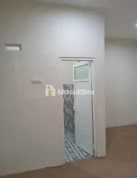 Rumah Putih Minimalis 2lt 4KT di Gunung Batu Permai Jember