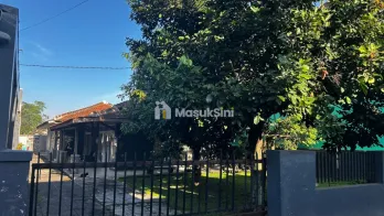 Rumah Vintage Halaman Asri