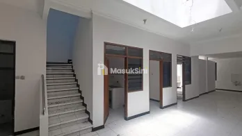 Disewakan rumah usaha strategis raya siwalankerto dekat kampus