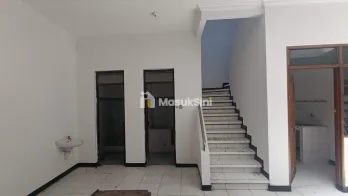 Disewakan rumah usaha strategis raya siwalankerto dekat kampus