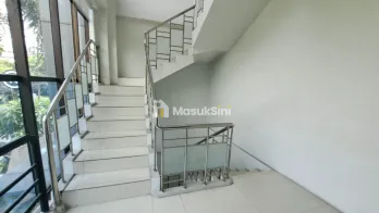 Jual Gedung 3 Lantai Raya Jemursari Surabaya &ndash; Cocok untuk Kantor & Bank