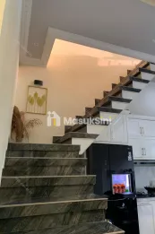 Rumah 3 lantai Full Granit Pinggir Jalan di Kranjingan Jember