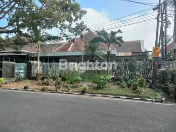 RUMAH BANGUNAN KOLONIAL DI AREA GUNUNG GUNUNG JL IJEN PUSAT KOTA MALANG