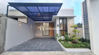 RUMAH BARU DESAIN CANTIK, DEKAT SLEMAN CITY HALL