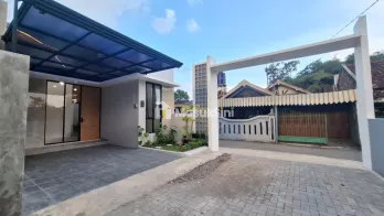 RUMAH BARU DESAIN CANTIK, DEKAT SLEMAN CITY HALL