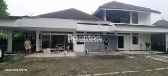 RUMAH BESAR POJOK 2 LANTAI DIDEKAT KAMPUS DAERAH JL BANDUNG MALANG