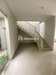 Rumah Cantik Baru Disewakan di Citraland Greenlake