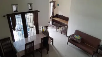RUMAH DIKONTRAKKAN 2 LT JALAN LEBAR DAERAH SAWOJAJAR MALANG