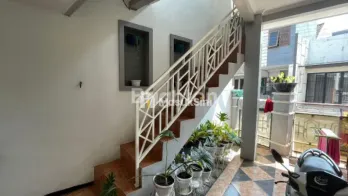 RUMAH MEWAH 2 LANTAI DI GRIYA SANTHA, LT 119M&sup2;