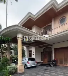 RUMAH MEWAH DI DEKAT JALAN IJEN MALANG