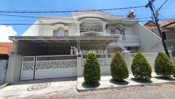 Rungkut Asri Utara – Rumah American Classic, Harga Menarik