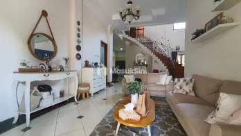 Rungkut Asri Utara – Rumah American Classic, Harga Menarik