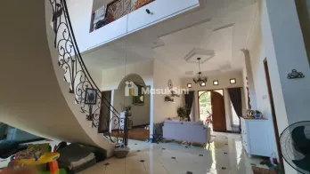 Rungkut Asri Utara – Rumah American Classic, Harga Menarik