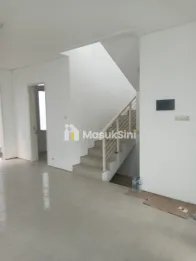 Sewa Rumah Cantik di Kawasan Premium Royal Residence