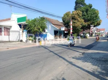 Bangunan / Kantor Lokasi Strategis di Jalan Poros Turen