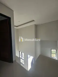 Rumah dengan Lantai Mezzanine dekat GDC