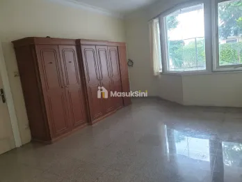 Rumah Hook Cilandak Permai LT 353m&sup2; | Taman Luas, Privasi Tinggi, Dekat Tol