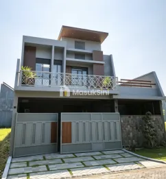 Rumah modern luxury baru gress di kawasan premium Araya Malang.
