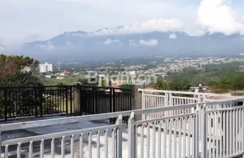 Villa 3 Lantai dengan rooftop