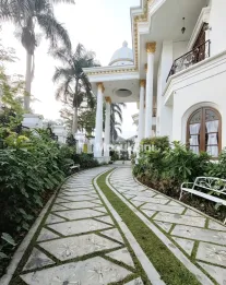 Luxury Mansion Hook di Raya Golf Utama Araya Malang