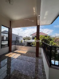 Rumah Mewah 2 Lantai di Jl Mastrip Jember dekat Poltek